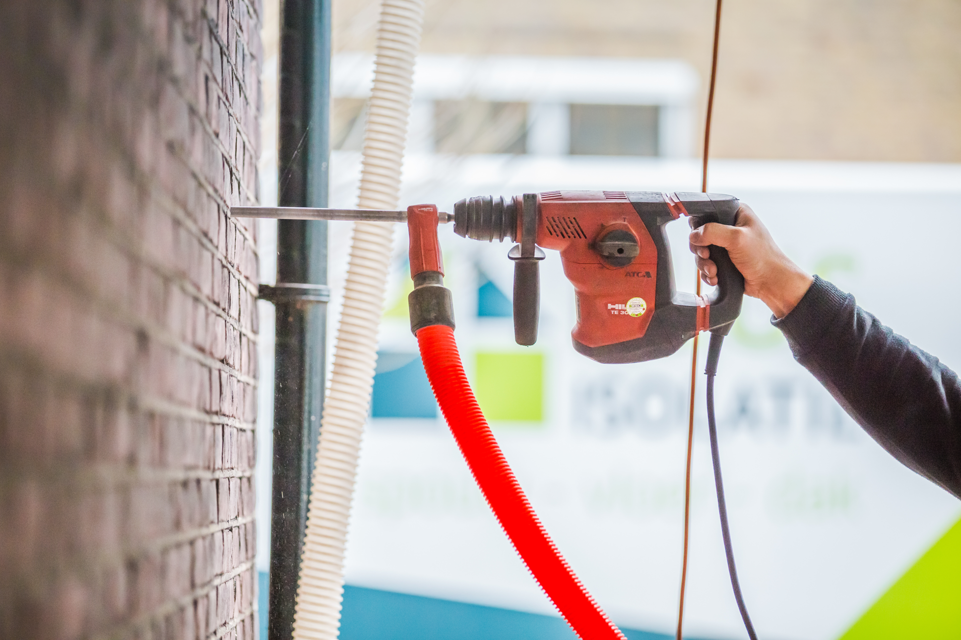 Gecertificeerde Plus Isolatie B.V. monteurs aan het werk met professionele apparatuur.